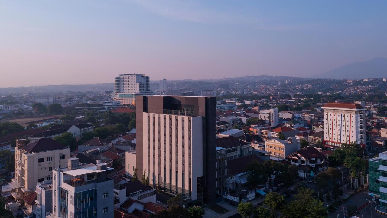 Rez Hotel Semarang Exterior foto