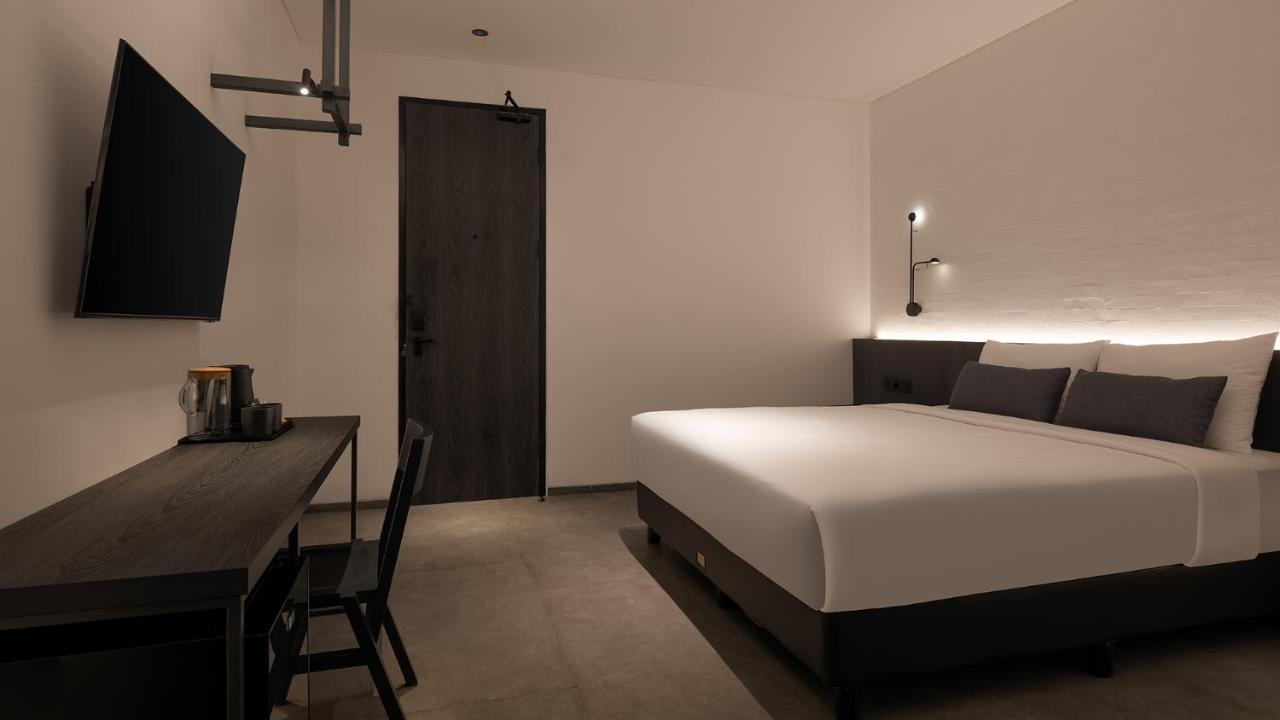 Rez Hotel Semarang Exterior foto